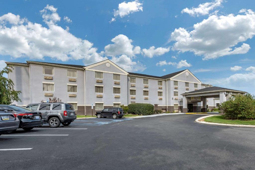 Comfort Inn & Suites Butler Main image 1